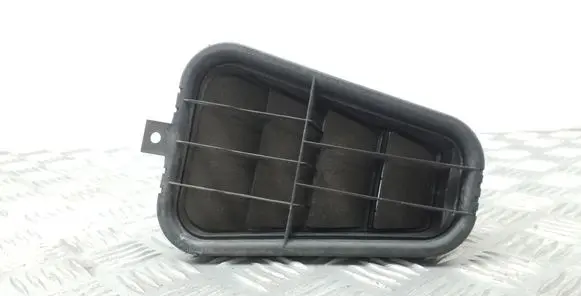 Quarter panel pressure vent
