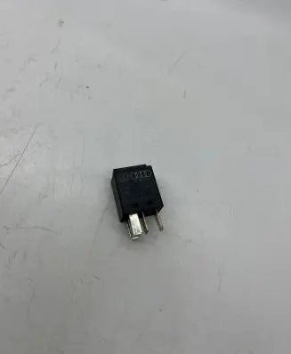 Volkswagen PASSAT B5 Other relay 8Z0951253 A1001X50