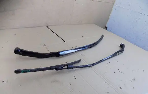 Mazda CX-30 Front wiper blade arm