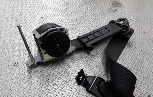 Opel Astra H Front seatbelt 13296202