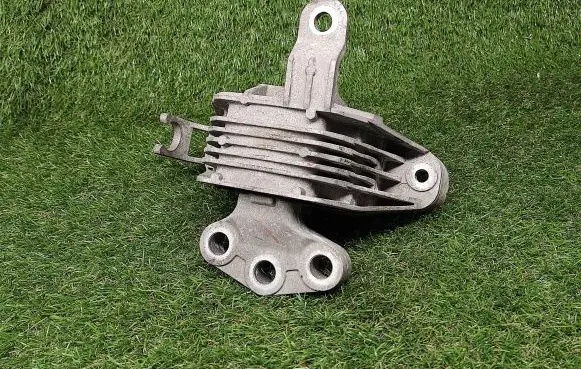Chevrolet Cruze Engine mount bracket 13248472