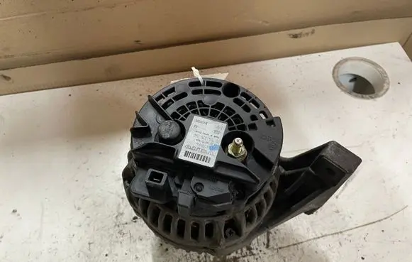 Volvo V70 Generator/alternator 30667894 0124525060