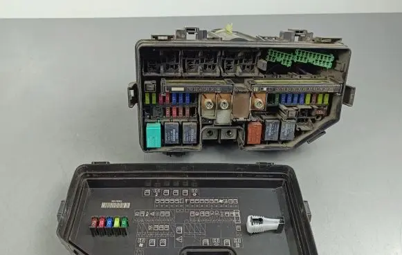 Honda CR-V Fuse module T0AA011