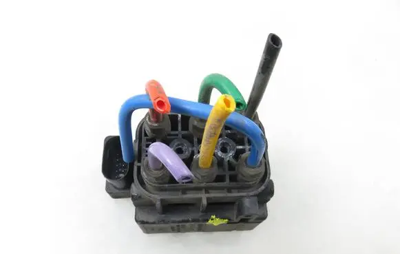 Volkswagen Touareg I Air suspension valve block 15152400272