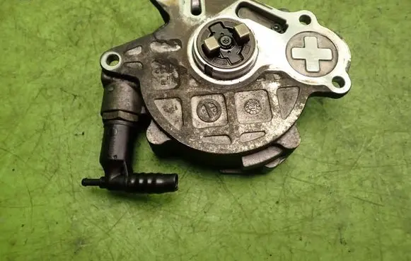 Skoda Fabia Mk2 (5J) Vacuum pump 03L145100G