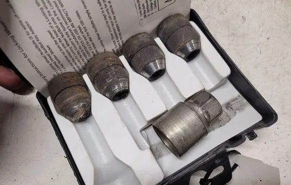 KIA Sorento Anti-theft wheel nuts and lock 0032F127K