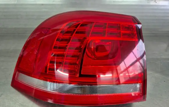Volkswagen Touareg II Rear/tail lights 7P6945207