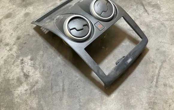 Nissan Qashqai Dash center air vent grill P10381A77100 K77710