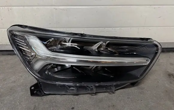 Volvo XC40 Headlight/headlamp 31655632