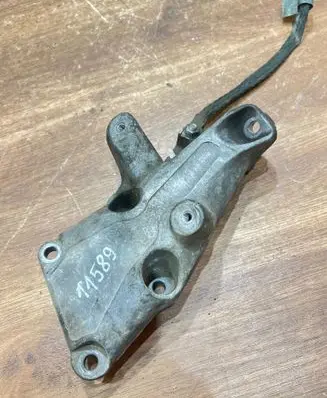 BMW 1 E81 E87 Engine mounting bracket 6776529