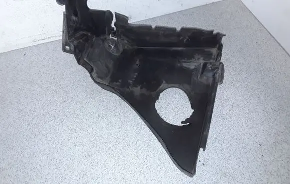 BMW 5 E39 Other engine bay part 51718235607 8235607
