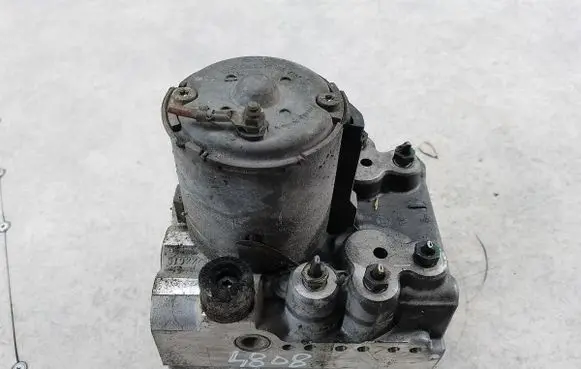 Mercedes-Benz Vito Viano W638 ABS Pump A6384460114