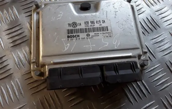 Volkswagen PASSAT B5.5 Engine control unit/module 038906019GN 0281010946