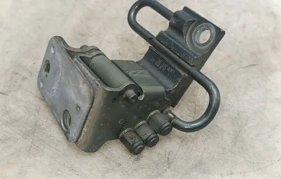 Volkswagen Touareg I Front door lower hinge 7L0831412