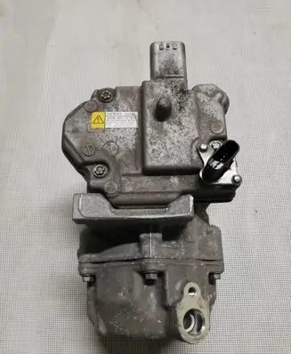 Toyota Auris E180 Air conditioning (A/C) compressor (pump) 0422001032