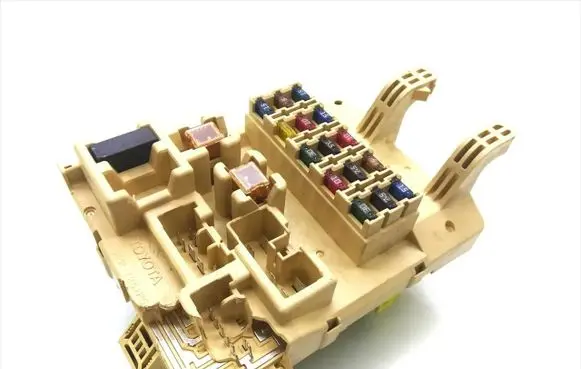 Toyota Corolla E110 Fuse module 82641-02020 05811000