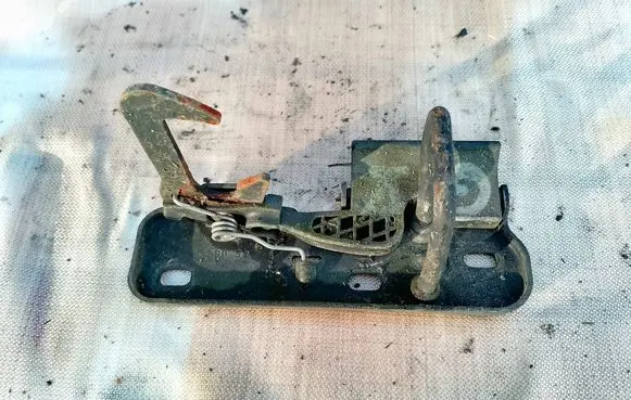 Volkswagen Golf V Engine bonnet/hood lock/latch loop/hook 1K0823480