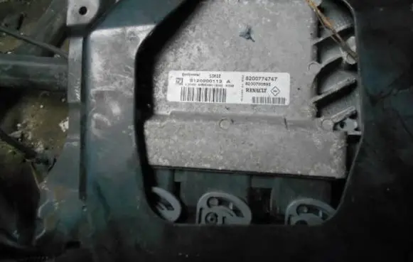 Renault Twingo II Engine control unit/module 8200774747 S120200113A