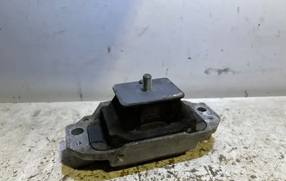 Mitsubishi Outlander Engine mount bracket