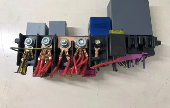 Skoda Superb B5 (3U) Fuse module 8L0941822A 8L0941822