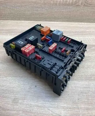Volkswagen Golf V Fuse module 1K0937124H 0339594662E 1394932