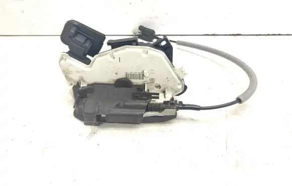Volkswagen Golf VII Front door lock 5K1837016E