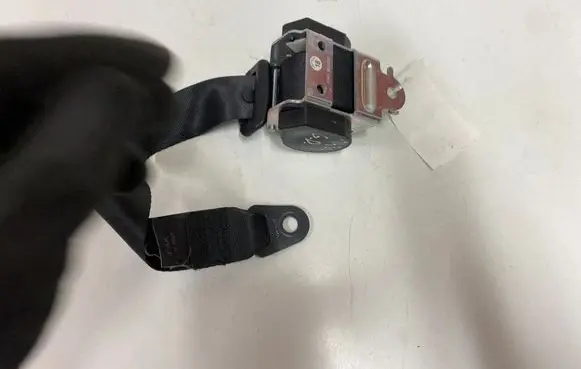 Citroen C4 I Rear seatbelt 8182027