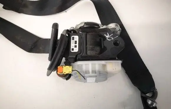 Seat Leon (5F) Front seatbelt 3066322