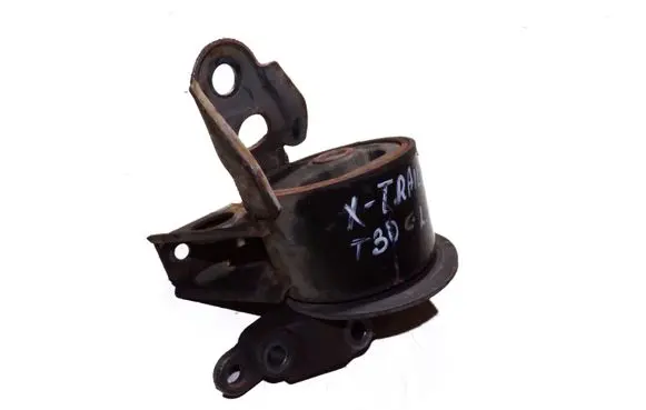 Nissan X-Trail T30 Engine mount bracket