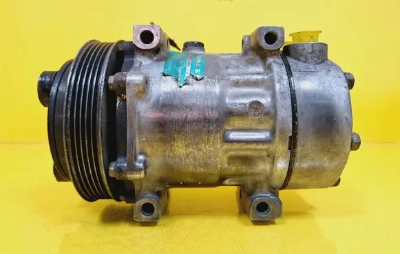 Renault Twingo I Air conditioning (A/C) compressor (pump) 7700860997