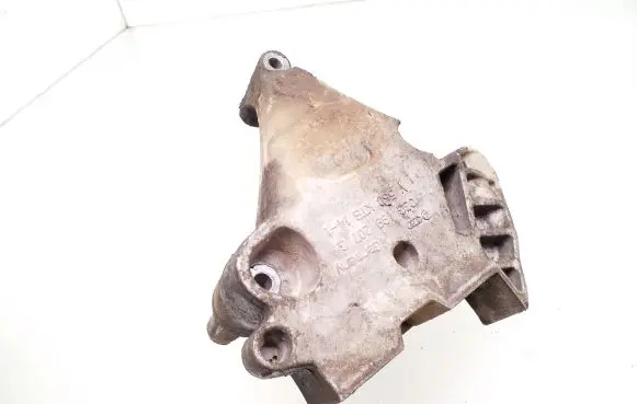 Skoda Octavia Mk2 (1Z) Engine mounting bracket 03G199207G