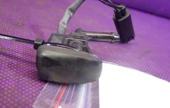 BMW X3 E83 Windshield washer spray nozzle 61667056731
