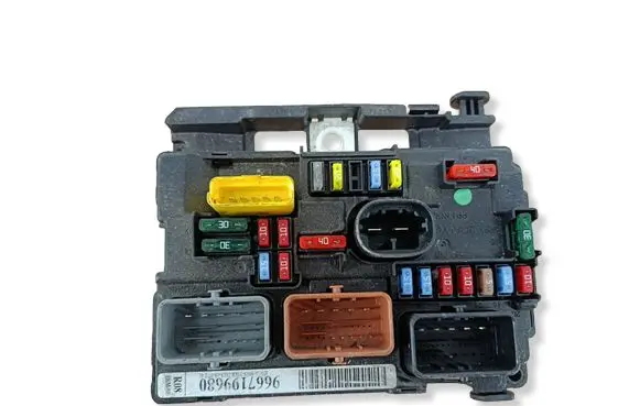 Peugeot 208 I Fuse module 9667199680