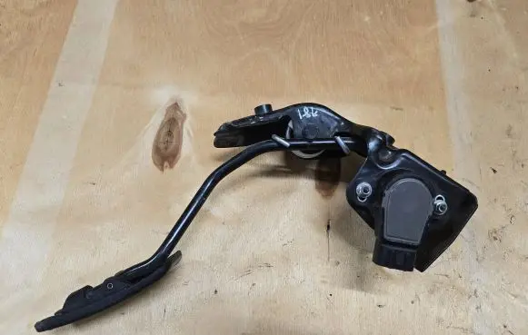 Toyota Avensis T250 Accelerator throttle pedal 8928152021 1983003041
