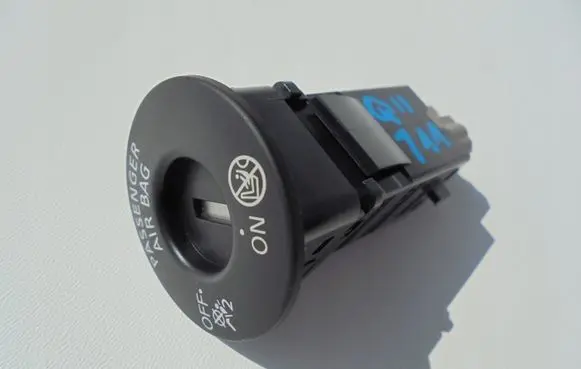 Nissan Qashqai Passenger airbag on/off switch 