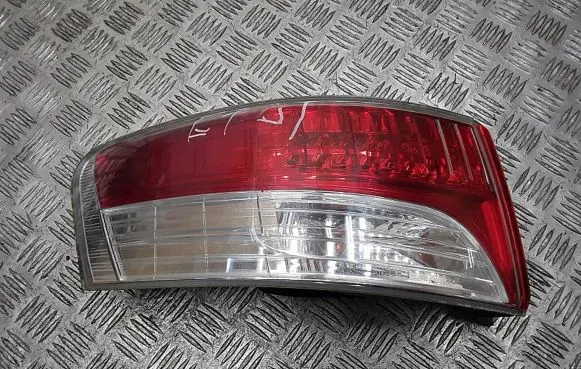 Toyota Avensis T270 Rear/tail lights e208048