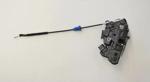 Volkswagen PASSAT CC Front door lock 