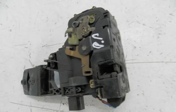 Volkswagen PASSAT B5 Front door lock 3B1837016A