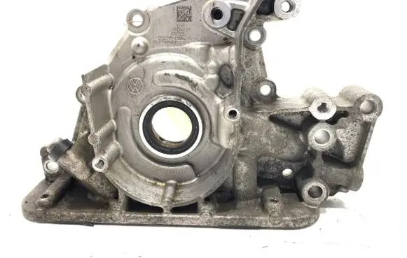 Volkswagen Golf VIII Oil pump 05E115105A