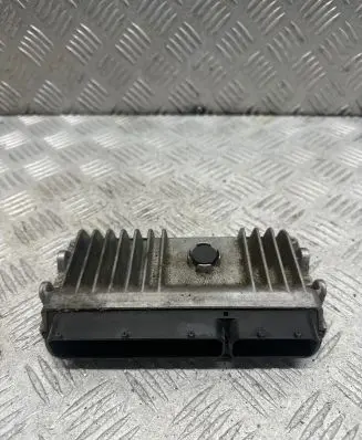 Toyota Avensis T270 Injection control unit/module 8966105P30 MB2756004321
