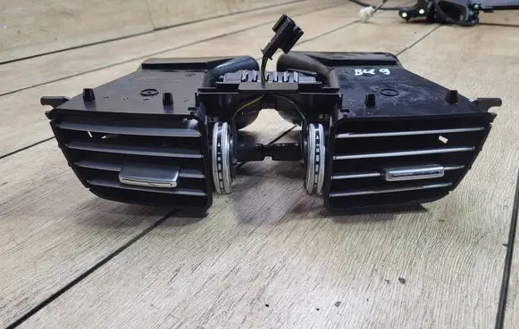 Mercedes-Benz E W212 Dash center air vent grill A2128303154 08643002