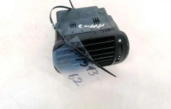 Seat Toledo II (1M) Dash center air vent grill 8L0820901