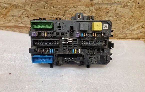 Opel Zafira B Fuse module 13268286M