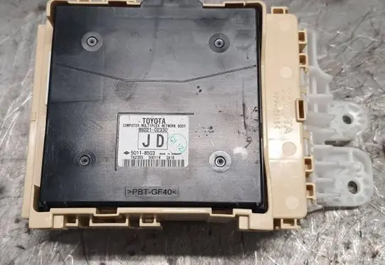 Toyota Auris E180 Fuse module 8922102330 50118503 TA2355