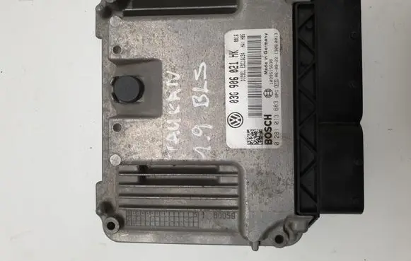 Volkswagen Touran I Engine control unit/module 03G906021HK 0281013683