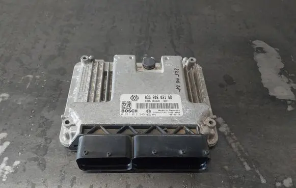Volkswagen Touran I Engine control unit/module 03G906021GB 0281012945