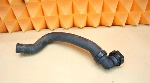 Renault Sandero II Engine coolant pipe/hose 924001635R