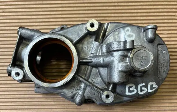 Skoda Octavia Mk2 (1Z) Timing chain cover 06F103530H