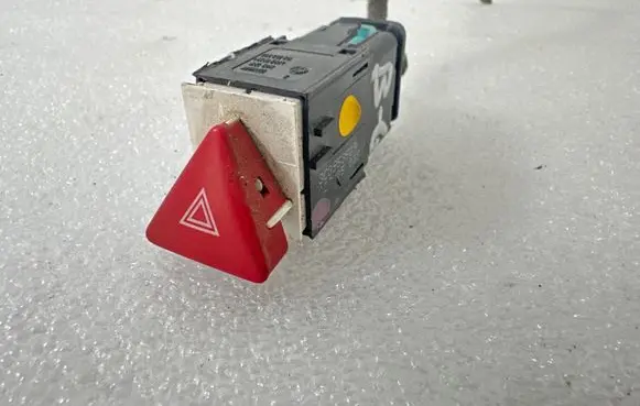 Volkswagen PASSAT B6 Hazard light switch 3C0953509