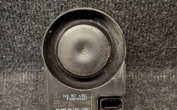 Volkswagen PASSAT B7 Alarm system siren 1K0951605C